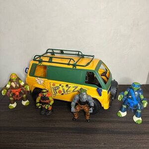 Teenage Mutant Ninja Turtles Mayhem Pizza Fire Delivery Van Playmates & Figures